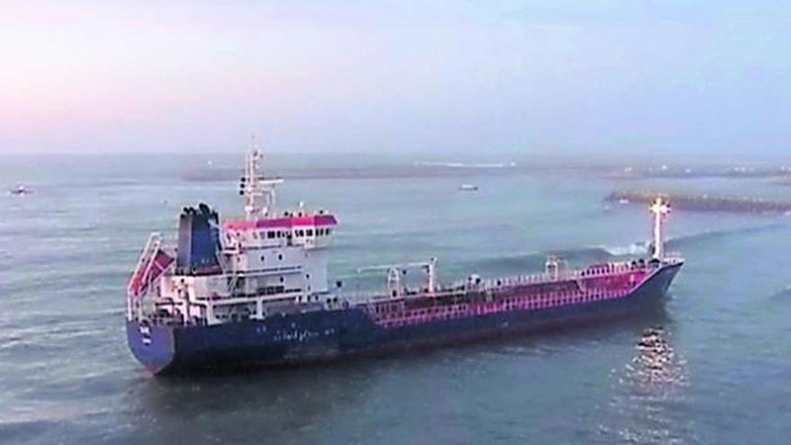El petrolero ´Silver´, encallado el 23 de diciembre pasado cerca del puerto de Tan-Tan.