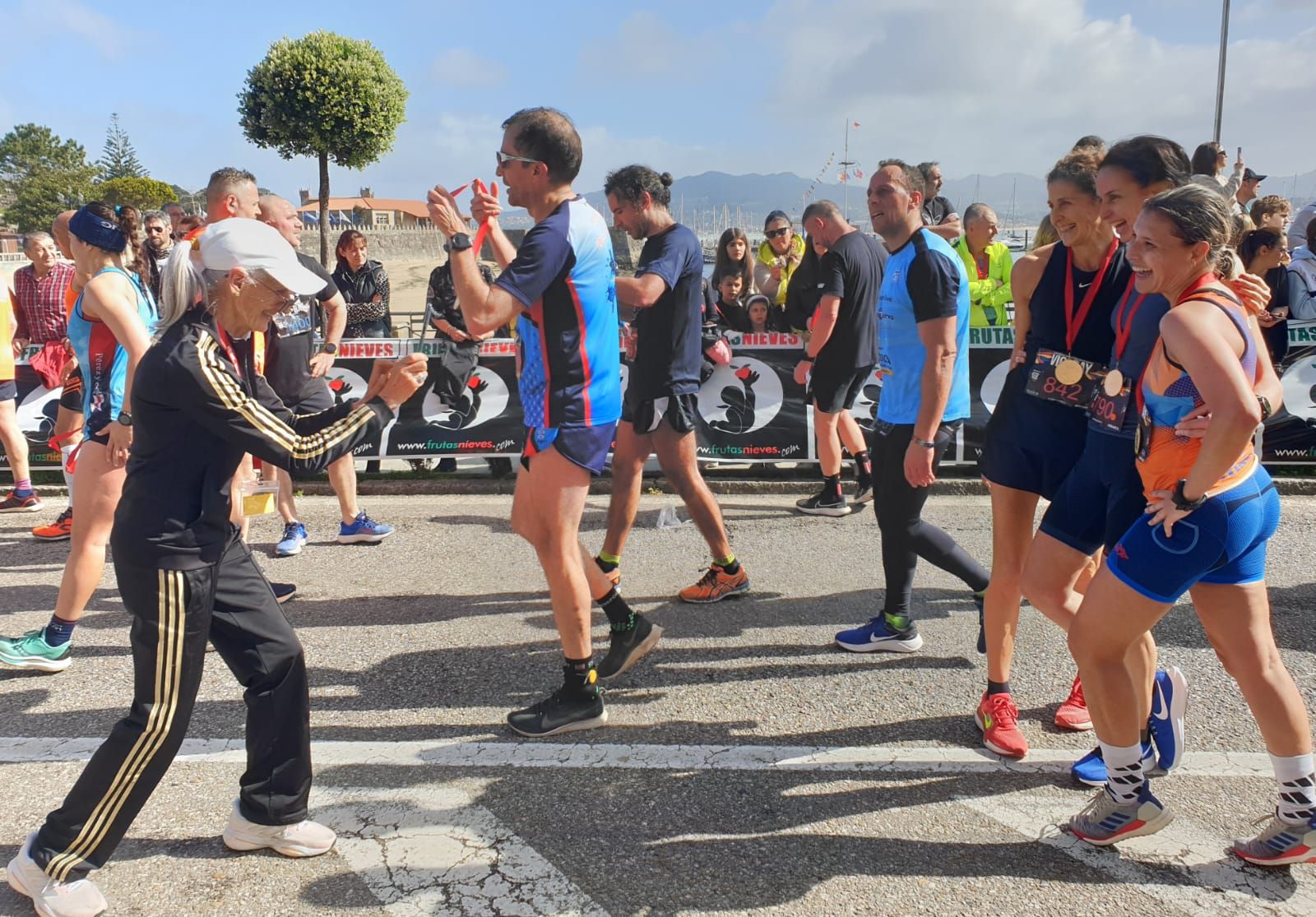 Vig-Bay: 4.000 pares de zapatillas camino de Baiona