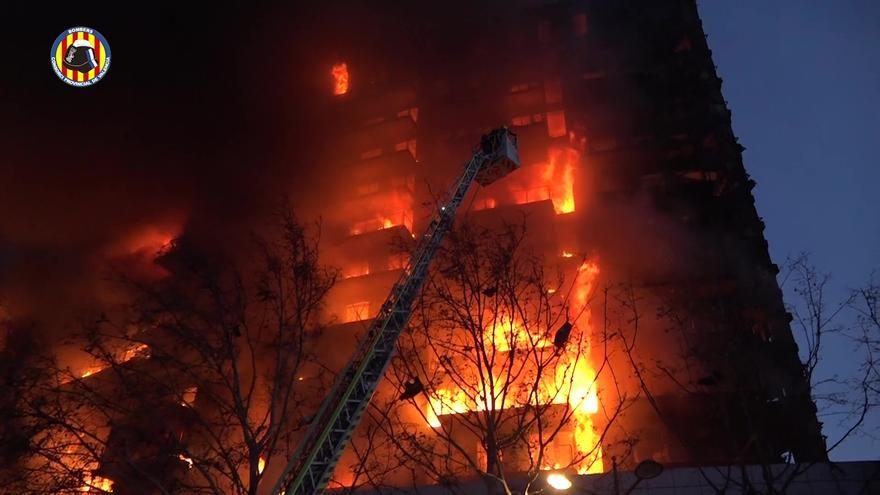 Impactantes imágenes de la lucha contra el fuego: así vivieron los bomberos el incendio de Campanar