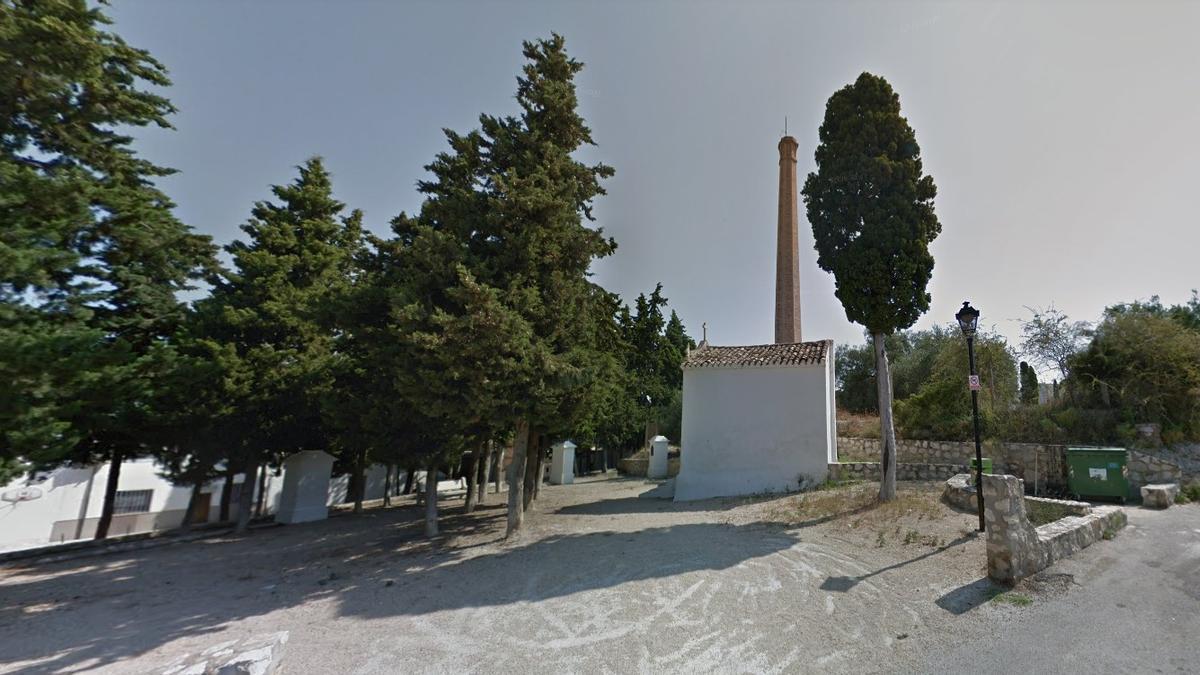 La chimenea Fumeral de Penalba junto a la zona del Calvari en Albaida.