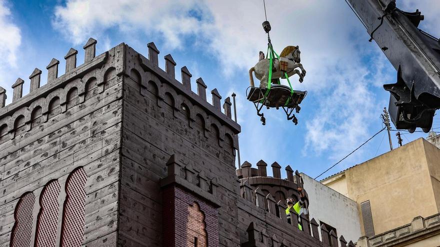 Alcoy finaliza la instalación del Castillo y la Enramada para dar inicio este domingo a las Fiestas