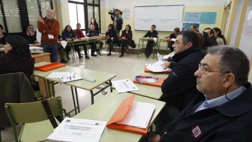 Setenta vecinos y miembros de colectivos empezaron ayer a realizar un dignóstico sobre la realidad del barrio