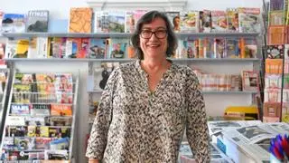 Furor juvenil en los quioscos de A Coruña por los regalos de las revistas: "Cuando aciertan con el cosmético, hay bofetadas"
