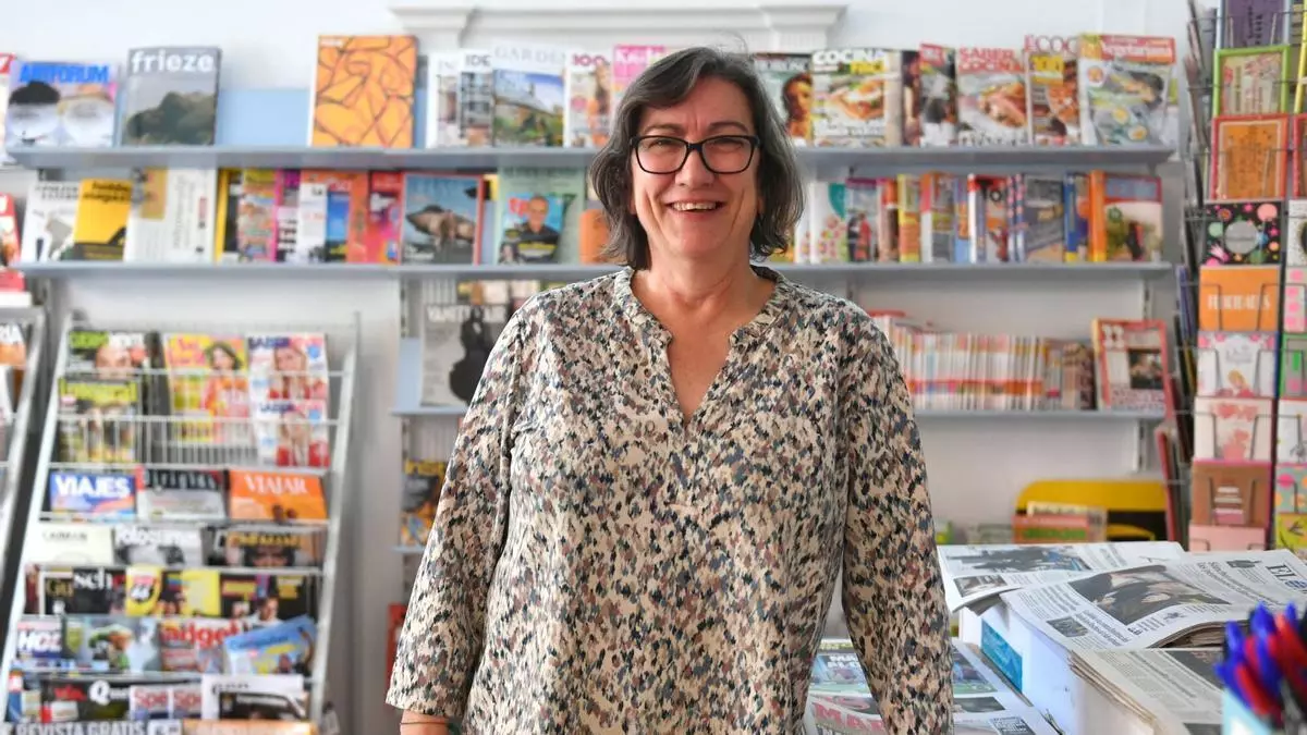 Furor juvenil en los quioscos de A Coruña por los regalos de las revistas: "Cuando aciertan con el cosmético, hay bofetadas"