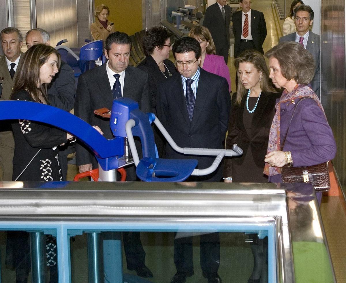 Jaume Matas (3º dcha.) y doña Sofía durante la inauguración del Joan Crespí.