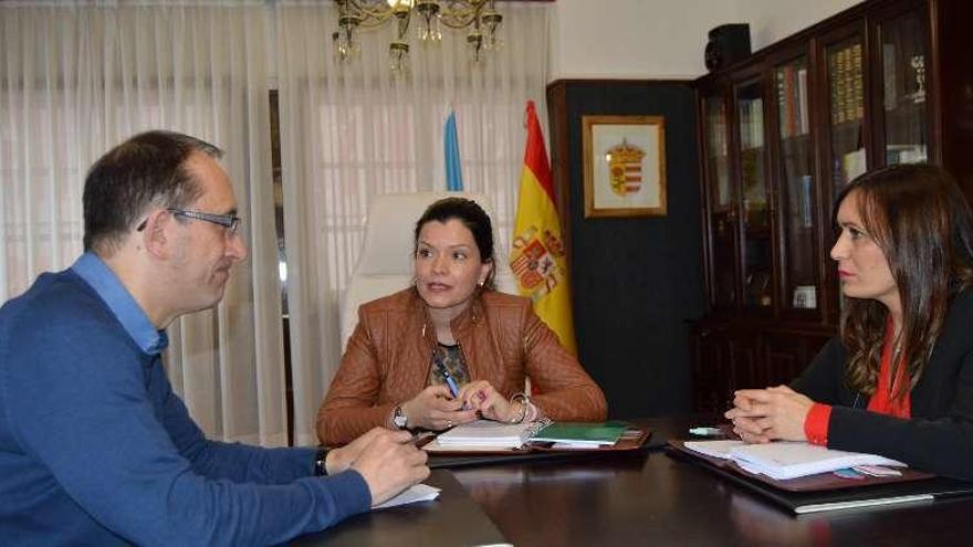 Lorenzo, Arévalo y Cebreiro, ayer en el Concello de Mos. // FdV