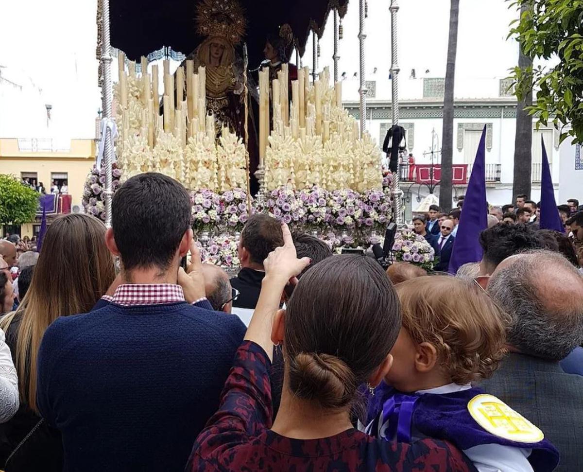 Eva González contempla una procesión de Semana Santa junto a su hijo