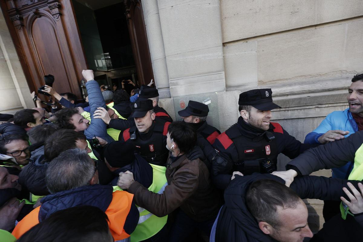 Los agricultores intentan entrar al Parlamento de Navarra por la fuerza