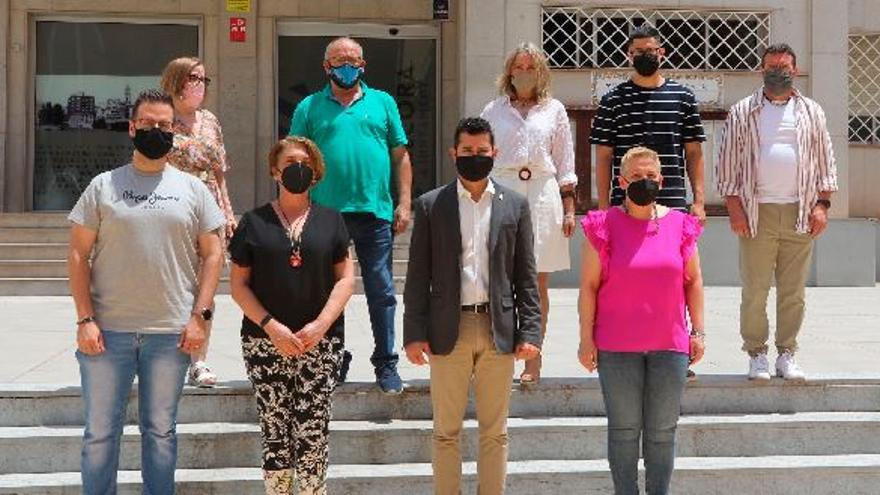 El equipo de gobierno de l’Alcora, presidido por el alcalde Samuel Falomir, en la plaza del Ayuntamiento de la ciudad.