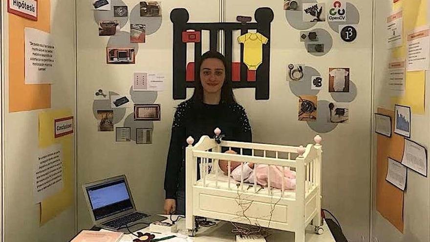 Iria Ollero con el prototipo del Baby Safety que presentó en Barcelona. // fdv