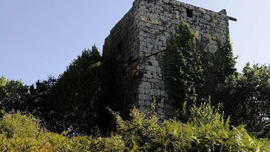 Guimarei en el siglo XII  |  La Torre de Guimarei tiene la condición de Bien de Interés Cultural (BIC) y su origen medieval se remonta al siglo XII. Se cree que la edificación pudo ser derrumbada por los Irmandiños. Su estado actual no dista mucho de la ruina y no está abierta al público por ser una propiedad privada.