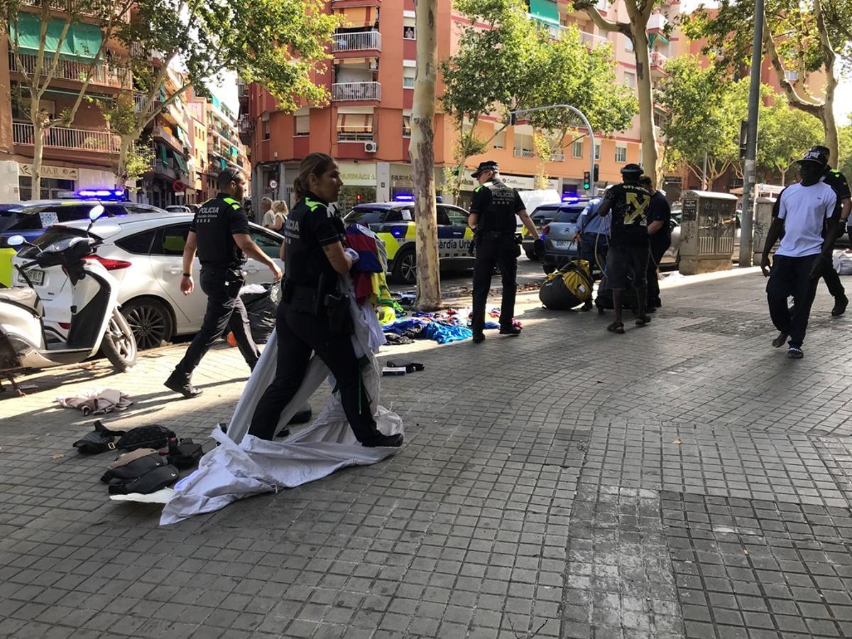 Albiol envia la Guàrdia Urbana de Badalona a desallotjar els manters al barri de Puigfred