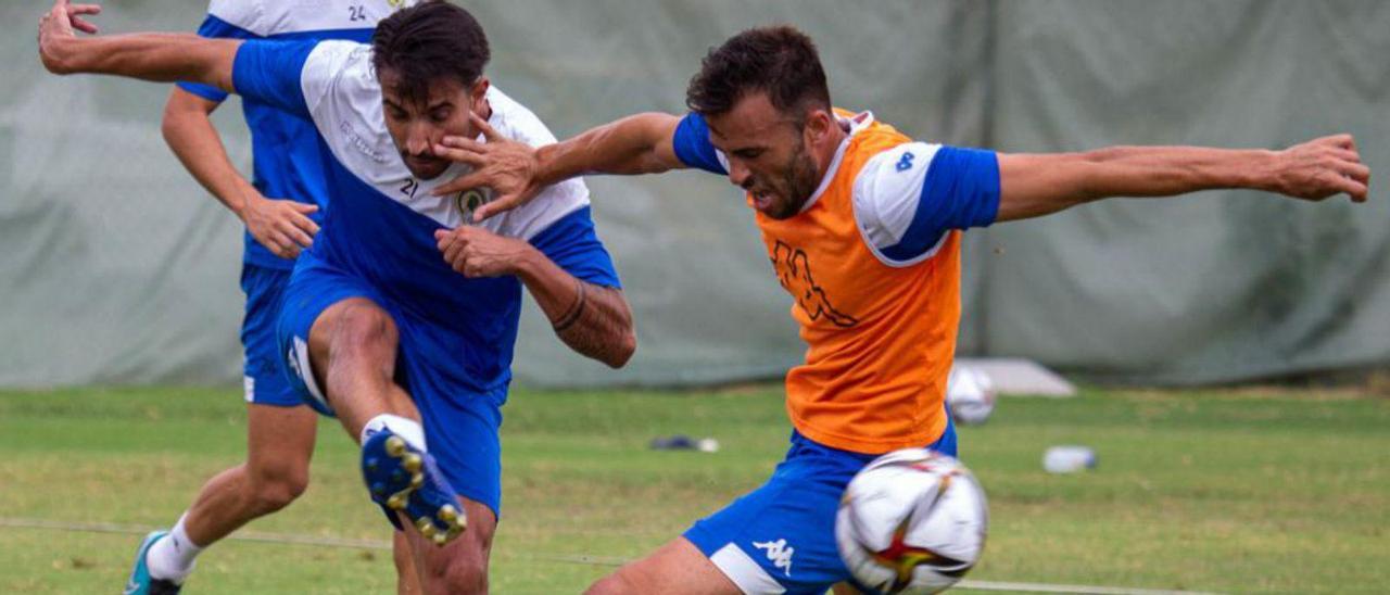 Carlos David y Chuli, durante el entrenamiento de ayer. | HCF