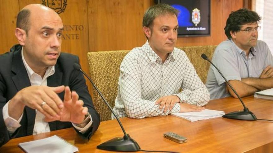 El alcalde Gabriel Echávarri, el portavoz Natxo Bellido y el vicealcalde y concejal de Urbanismo Miguel Ángel Pavón, en el Ayuntamiento en una imagen de archivo.