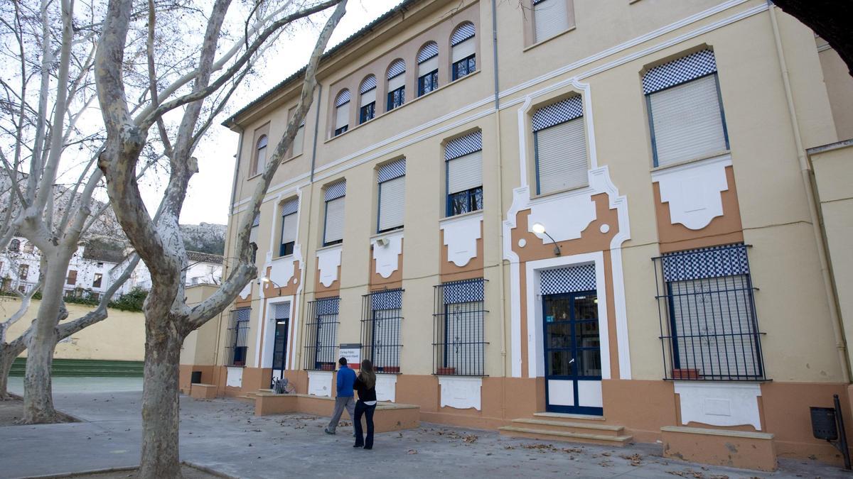 Exterior del colegio Attilio Bruschetti de Xàtiva.
