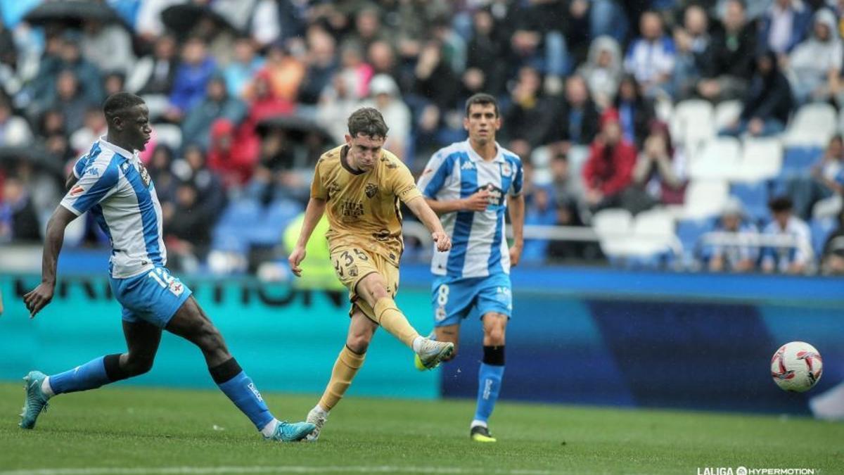 Aaron Ochoa chuta a puerta en el último Dépor - Málaga CF en Riazor.