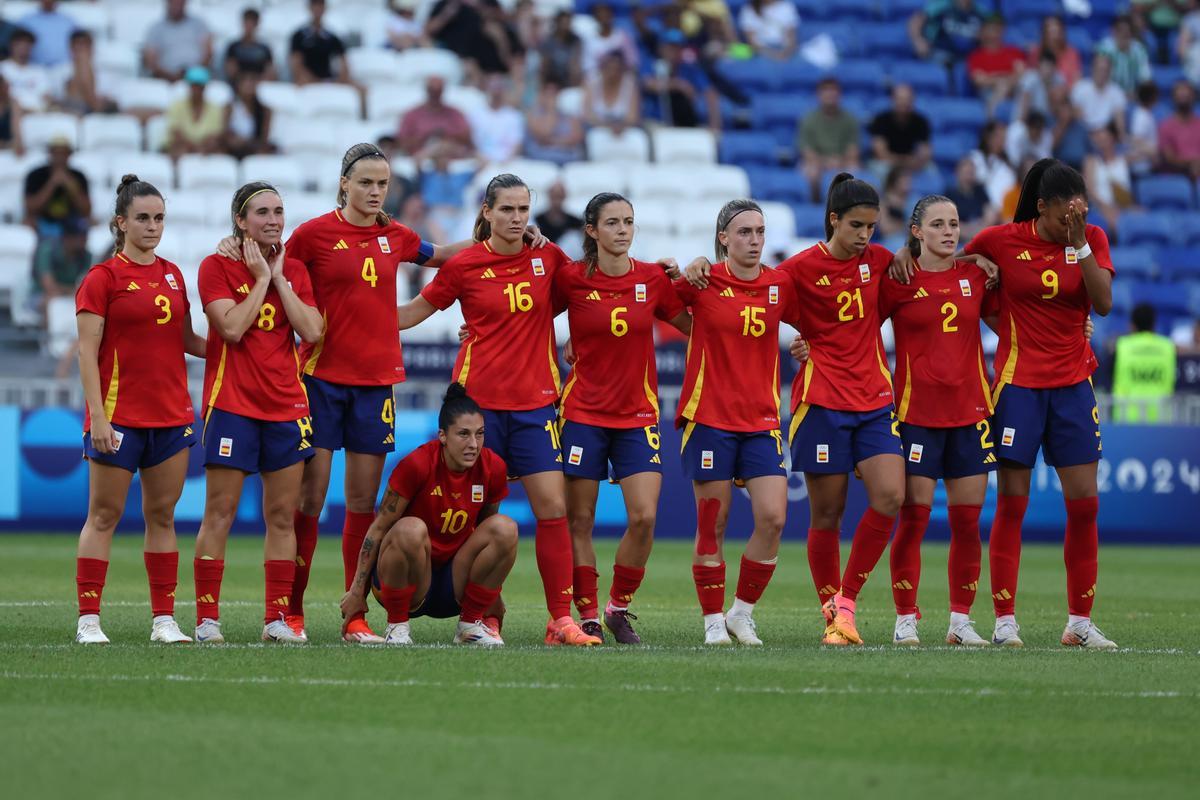 El equipo español observa la tanda de penaltis durante el partido de cuartos de final de fútbol femenino de los Juegos Olímpicos de París 2024, disputado en el Estadio de Lyon (Francia)