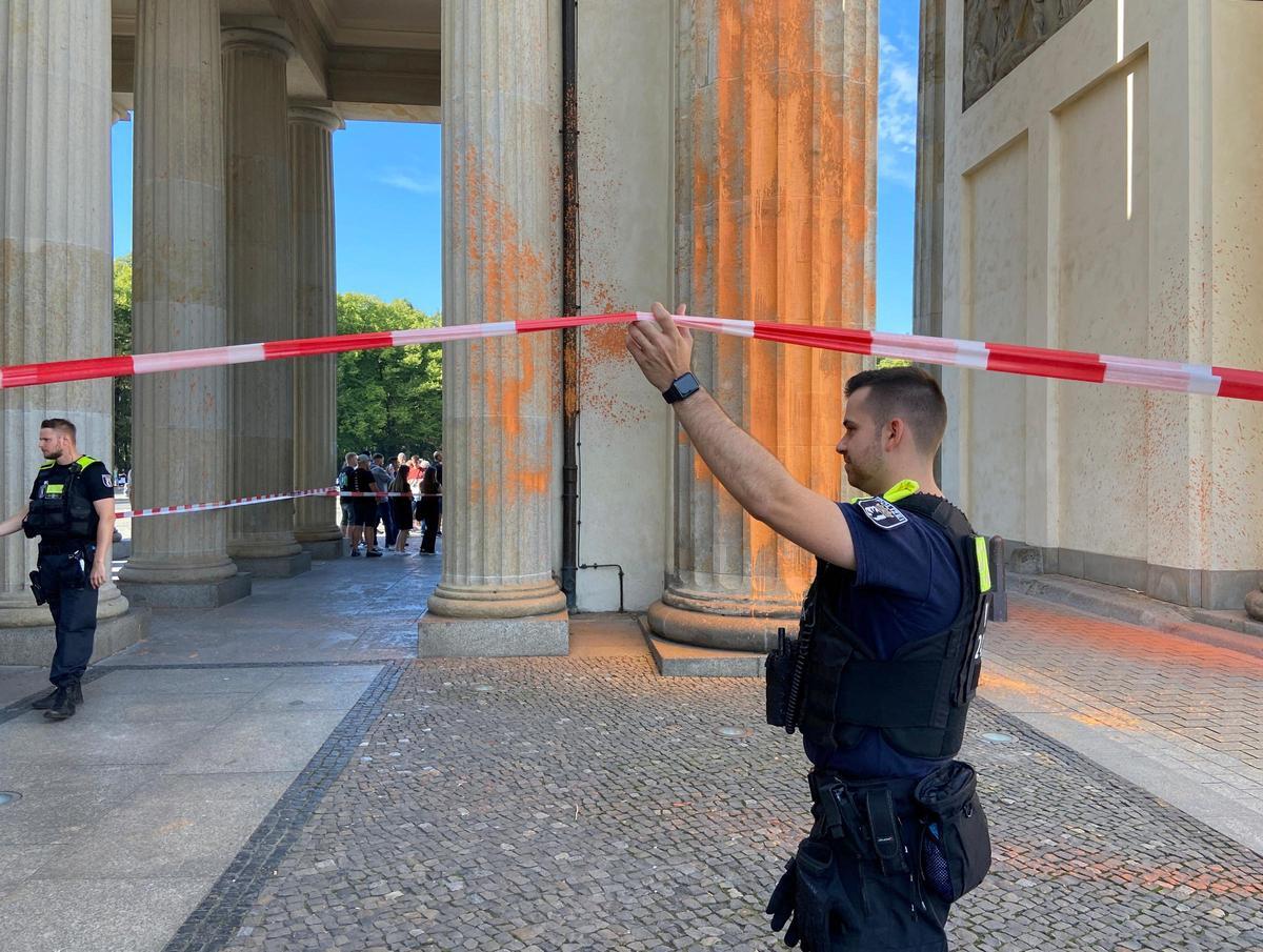 Berlín limpia la Puerta de Brandeburgo tras la protesta de activistas climáticos