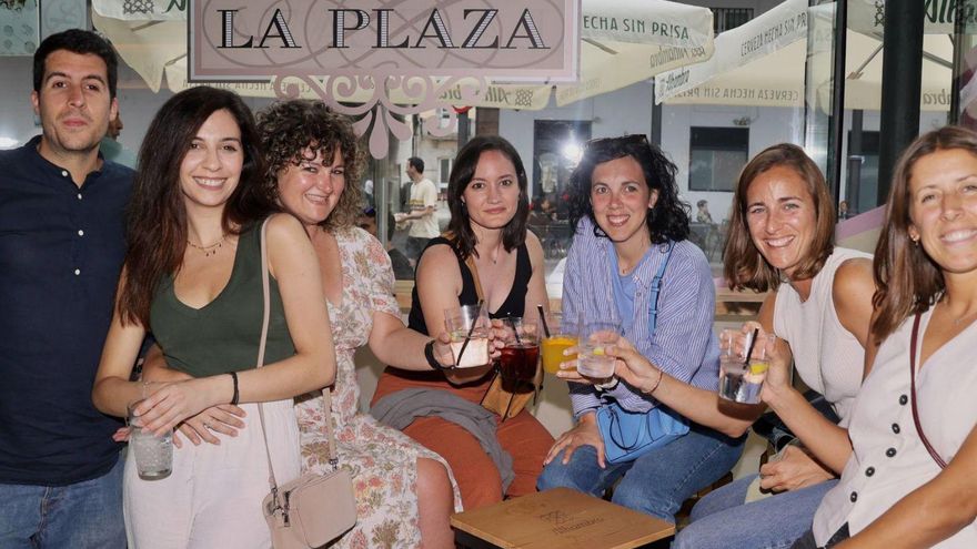 Sara Fernández, en el centro, junto a su grupo de amigas, en la plaza de abastos. | MARIO CANTELI