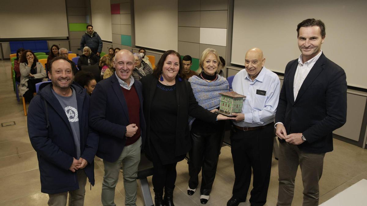 Por la izquierda, Rodrigo Sánchez, Abel Junquera, Rocío Álvarez, Blanca Cañedo-Argüelles, Álvaro Tuero y Jorge González-Palacios, este miércoles, durante la entrega del premio "Atalía" en El Natahoyo.