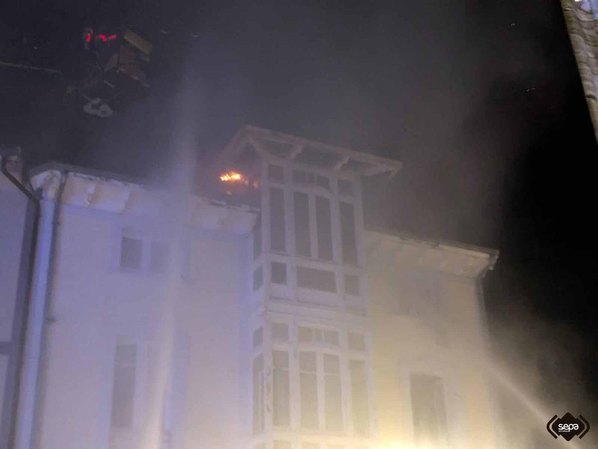 El edificio incendiado en Muros de Nalón.