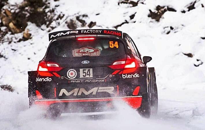 Daniel Alonso, derrapando sobre la nieve y el hielo con el Ford Fiesta R2.