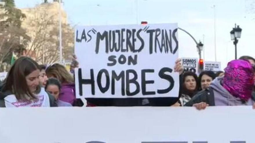 Peticiones de dimisión a Irene Montero en una de las manifestaciones del 8M en Madrid