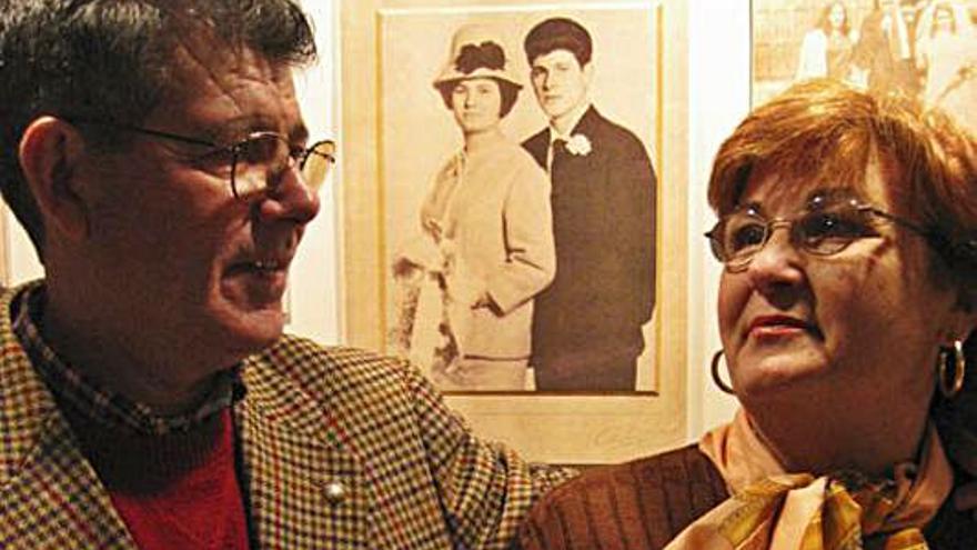 Rufino Ballesteros y Pepita Cruz posan delante de su foto de boda en una exposición sobre enlaces nupciales en el Ateneo de La Calzada.