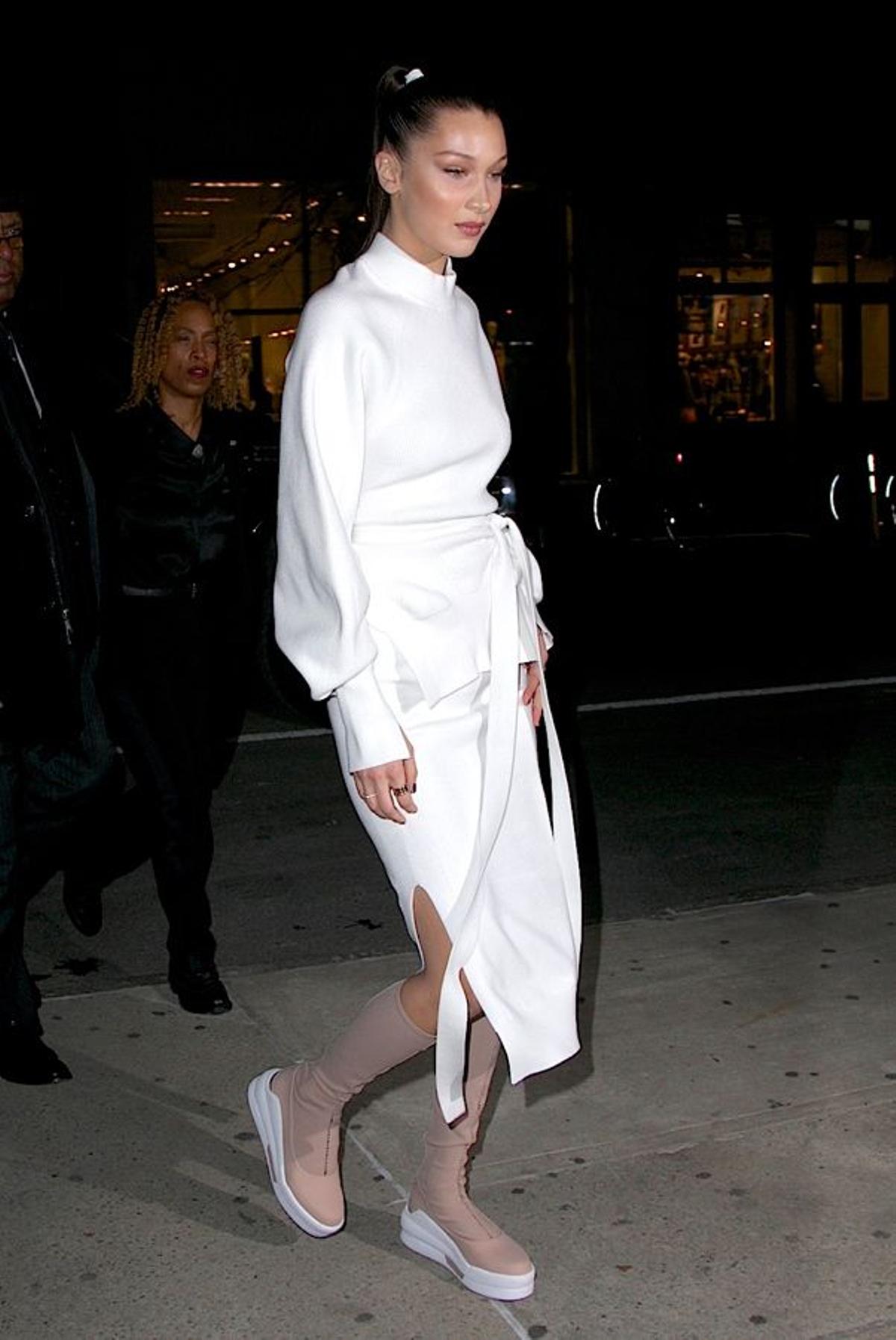 Look monocolor: Bella Hadid con falda blanca