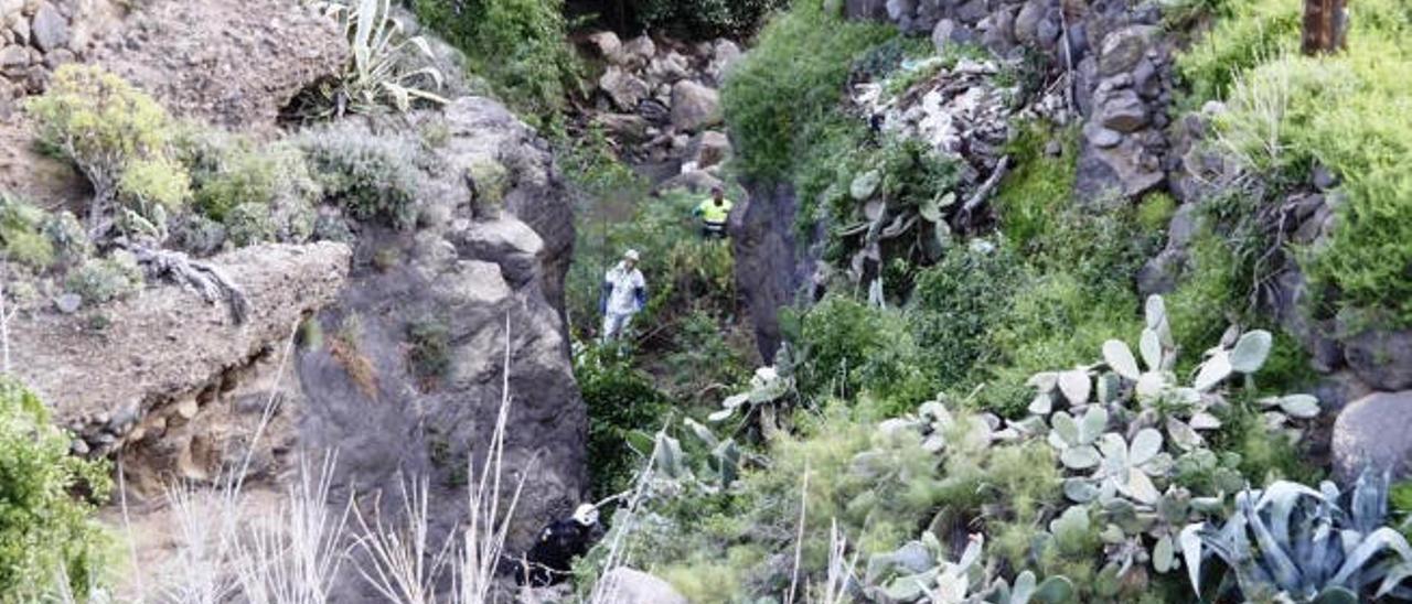 Una empresa especializada en trabajos verticales repara daños en barrancos