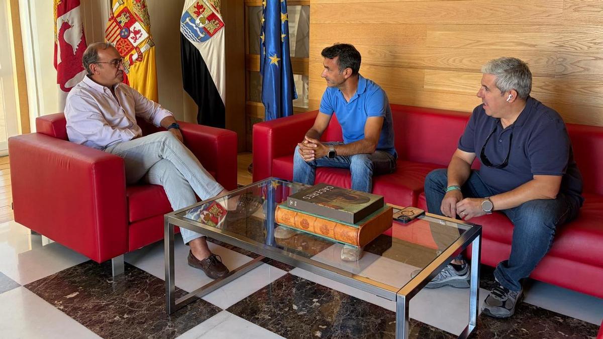 El alcalde, Rafa Mateos, habla con Carlos Ordóñez, presidente del Cacereño, y Juan Miguel Olmeda, secretario del club.