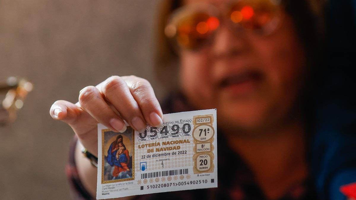 Gana la Lotería de Navidad, pero el Tribunal Supremo le obliga a compartirlo