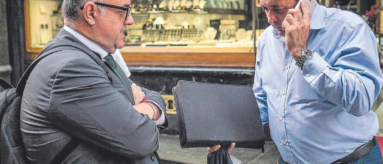 Conrado Domínguez y Blas Trujillo, antes de entrar a la sede del Parlamento de Canarias.