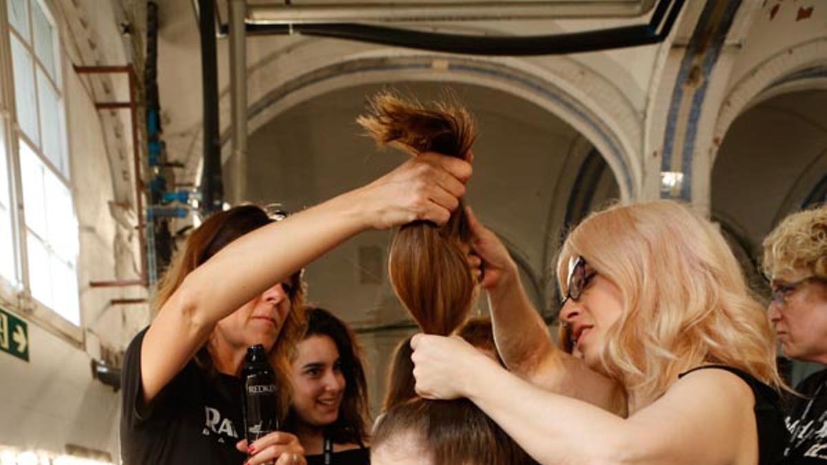 Sobre la goma de gancho se enrosca el cabello sobre sí mismo, para crear un moño que quede levantado sobre la coronilla, sin aplanarlo