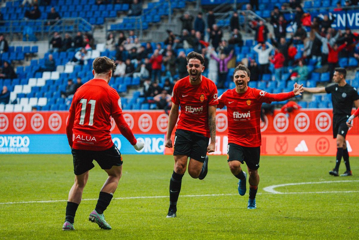 Los jugadores del Mallorca juvenil celebran el 2-0 que sentenciaba el duelo ante el Badalona