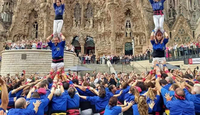 Susto e indignación por una caída durante una actuación castellera en Barcelona