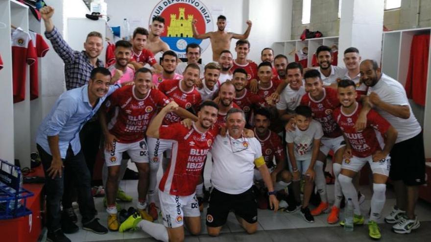 Los jugadores del CD Ibiza celebran el triunfo en el vestuario