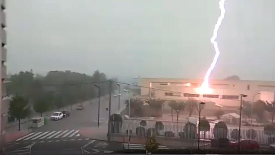Un llamp impacta de manera espectacular a Villena