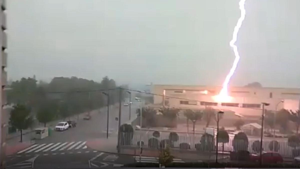 Un rayo impacta en Villena