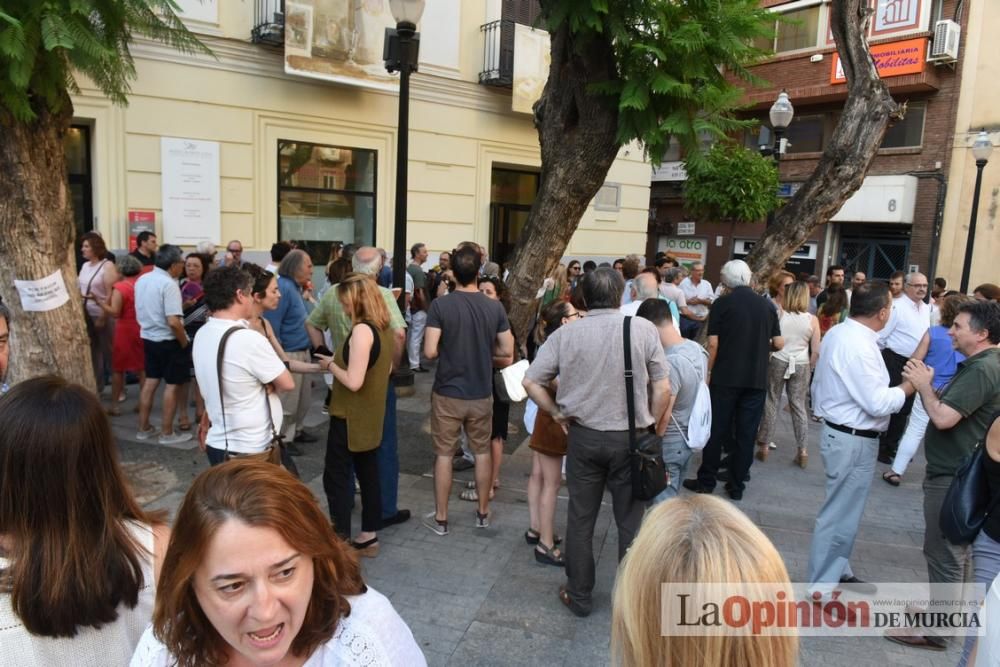 Protesta a las puertas del Ramón Gaya