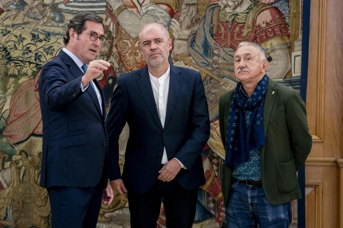 Patronals i sindicats reclamen autonomia a Feijóo per decidir si retallen o no el salari dels empleats de baixa