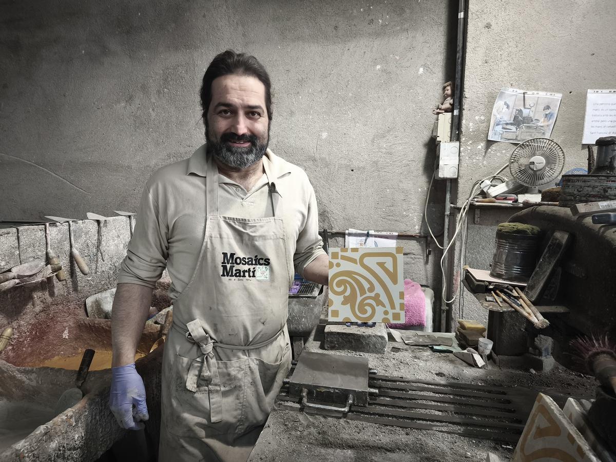 Jaume Torrejón, amb una de les peces elaborades artesanalment al taller de Manresa