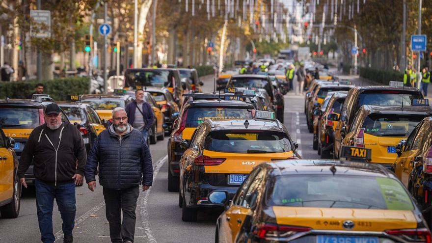 Los taxistas de Sabadell marchan hacia Barcelona para cortar la Gran Via