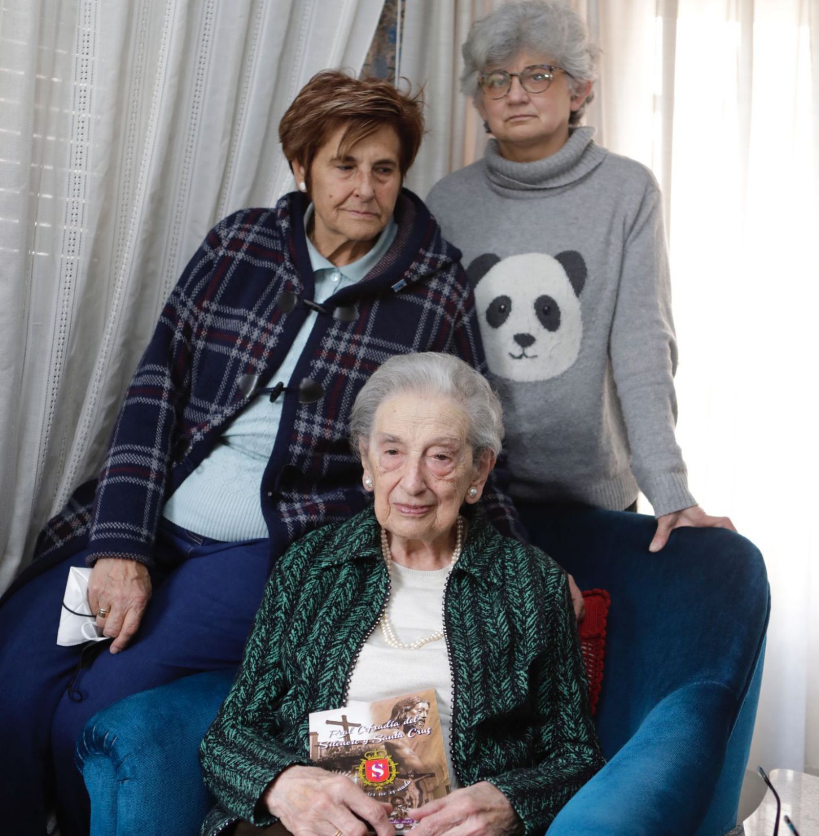 Josefina Colunga y Maite Álvarez, junto a Pepina en su casa. | Fernando  Rodríguez