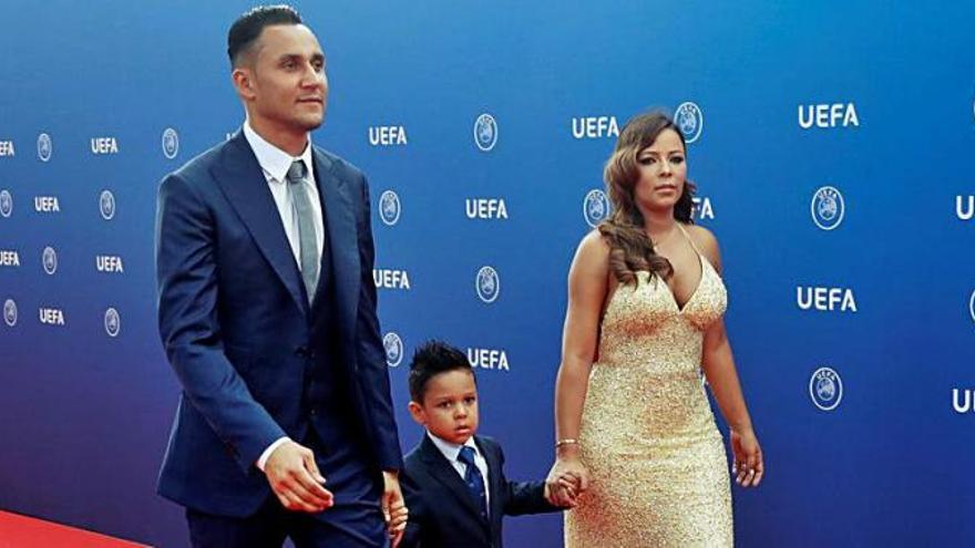 Keylor junto a su esposa y su hijo en una gala.