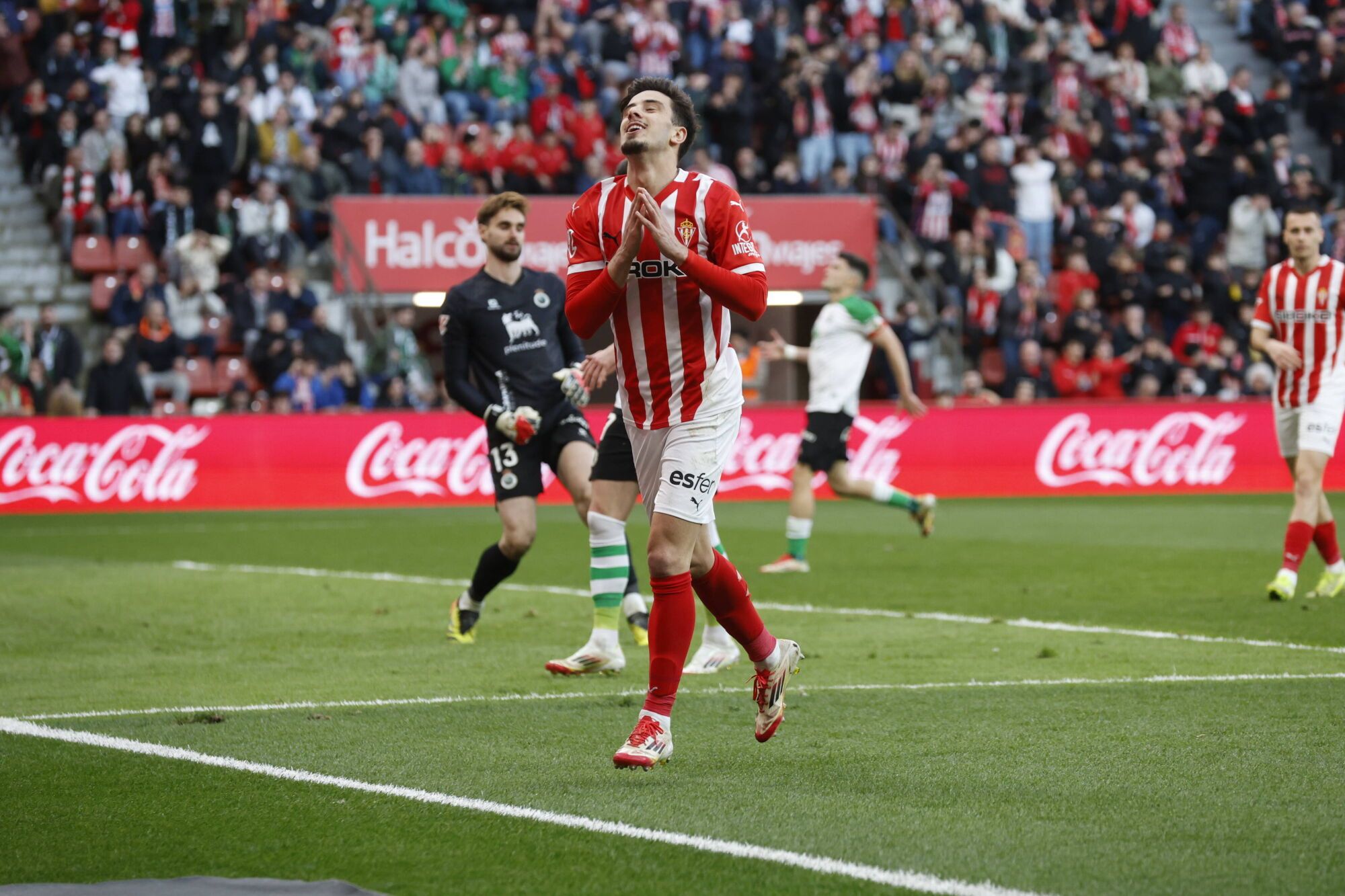 EN IMÁGENES: Ambientazo en el Sporting-Racing de Santander disputado en El Molinón