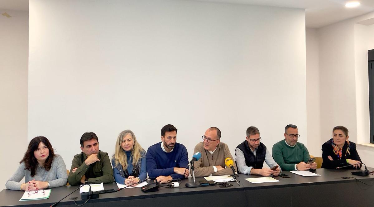Alcalde y concejales, ayer, durante la intervención sobre los presupuestos y proyectos.
