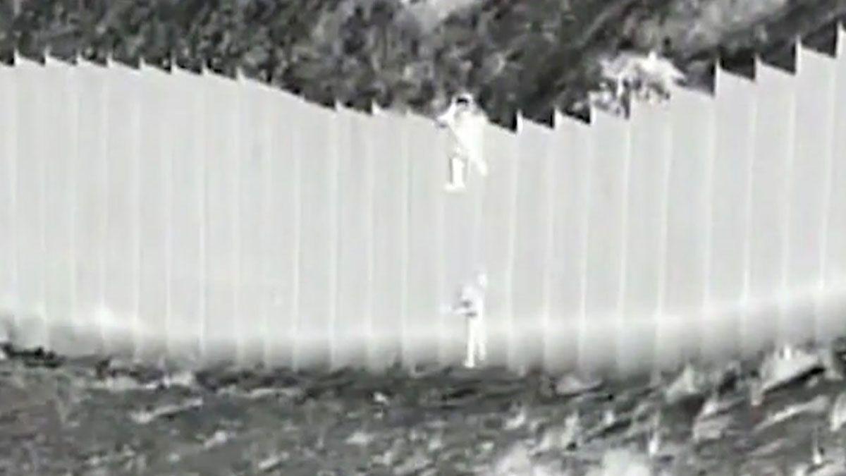 Dos niñas de 3 y 5 años, arrojadas por el muro que separa Estados Unidos y México