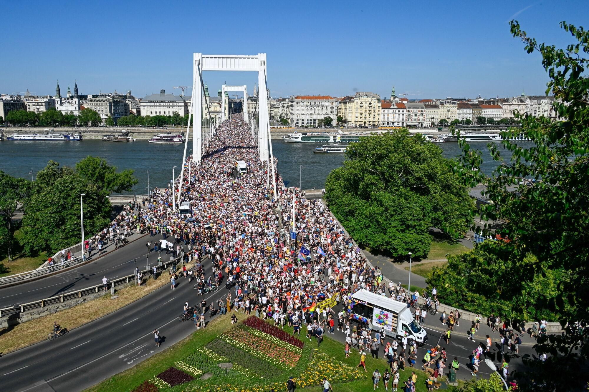 Budapest (Hungary), 28/06/2025.- Participants cross the Elizabeth Bridge during the Budapest Pride march in Budapest, Hungary, 28 June 2025. Thousands of people gathered at the Pride march despite a law passed earlier this year banning Pride events. (Hungría) EFE/EPA/SZILARD KOSZTICSAK HUNGARY OUT. HUNGARY OUT
