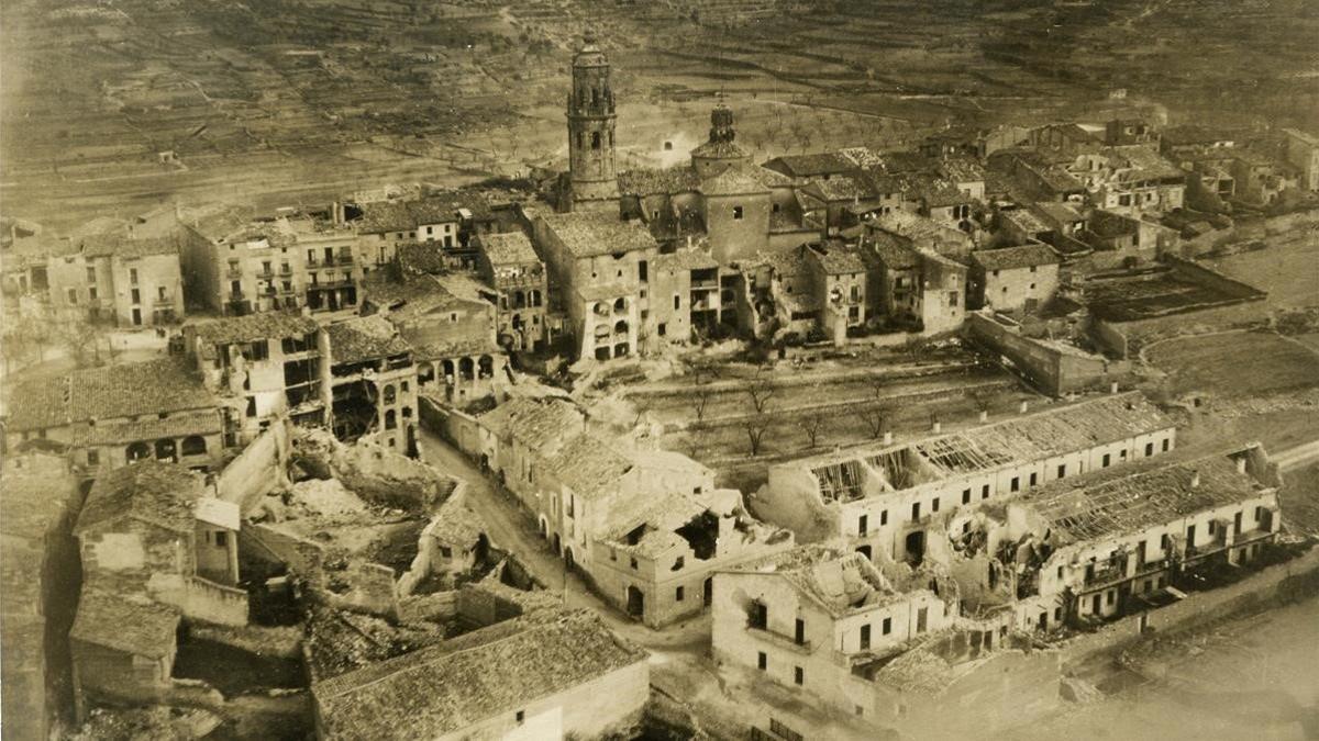Foto aérea e inédita de autor desconocido del pueblo de la Granadella tras los bombardeos franquistas del 22 al 247 de diciembre de 1938.